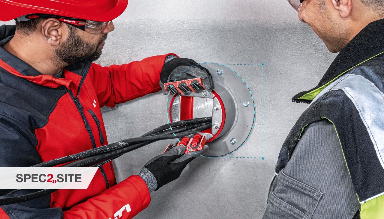 un inginer Hilti îi prezintă unui client o soluție antifoc pentru instalații electrice