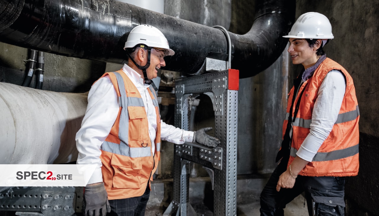 un inginer Hilti și un client inspectează un sistem modular de susținere pentru conducte