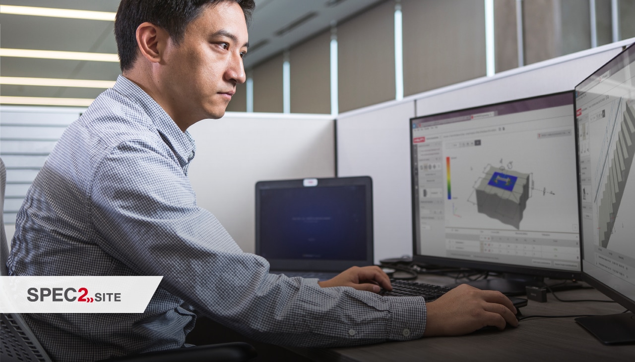 Un inginer lucrează cu software-ul PROFIS Engineering