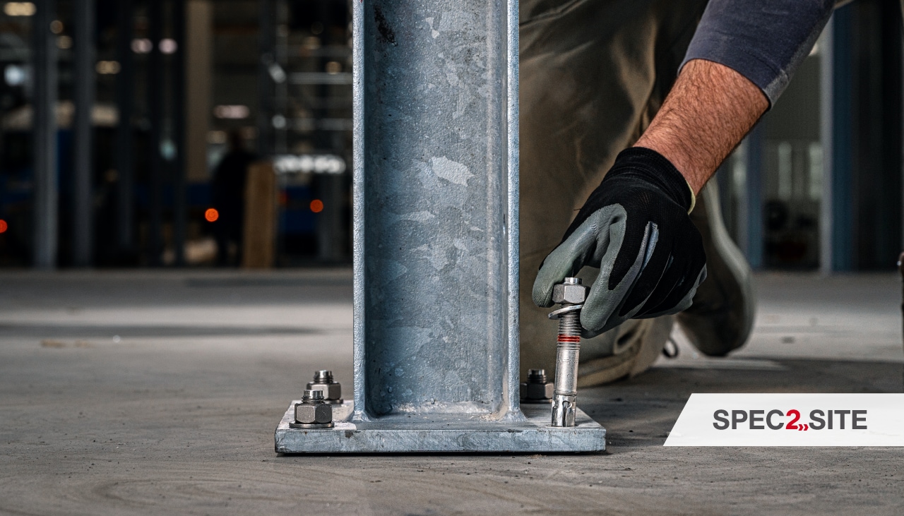 Un constructor instalează o ancoră pe o placă de bază