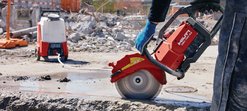 Fierăstrău cu motor electric DSH 700-22 (mâner posterior) Fierăstrău cu motor electric, cu mâner posterior, pentru sarcini mari, pe acumulator, pentru beton, metal și zidărie (platforma de acumulatori Nuron) Aplicații 1