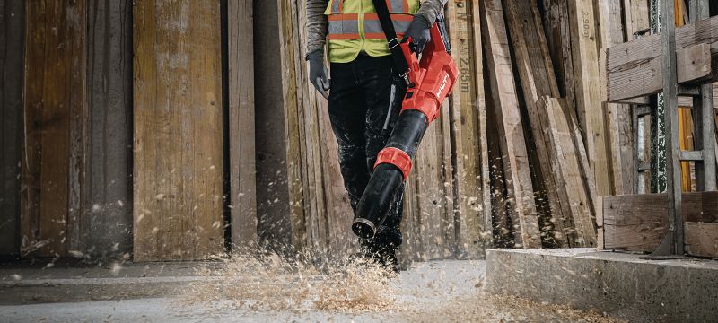 Suflantă NBL 6-22 pe acumulator Suflantă puternică pentru curățarea resturilor de pe șantier și pregătirea suprafețelor de lucru (platforma de acumulatori Nuron) Aplicații 1