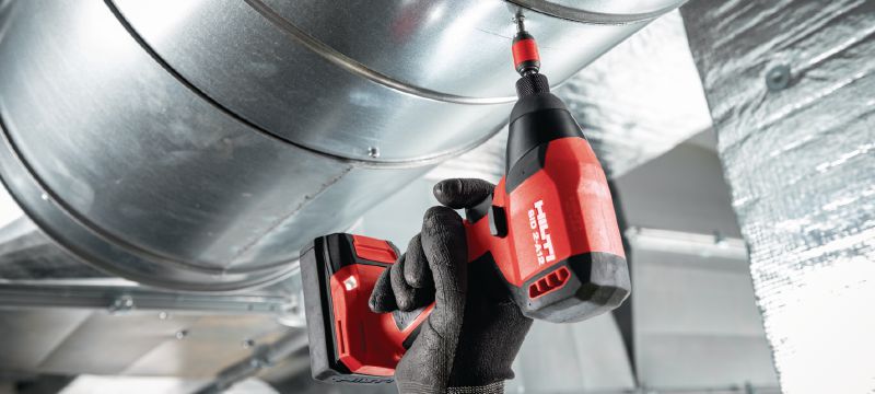 Șurubelniță pe acumulator cu impact tangențial SID 2-A12 Șurubelniță cu impact din clasa subcompactă, pe acumulator Li-ion de 12 V, cu motor fără perii și mandrină hexagonală 1/4, pentru momentele în care aveți nevoie de acces ușor în spații înguste, greutate redusă și control precis Aplicații 1