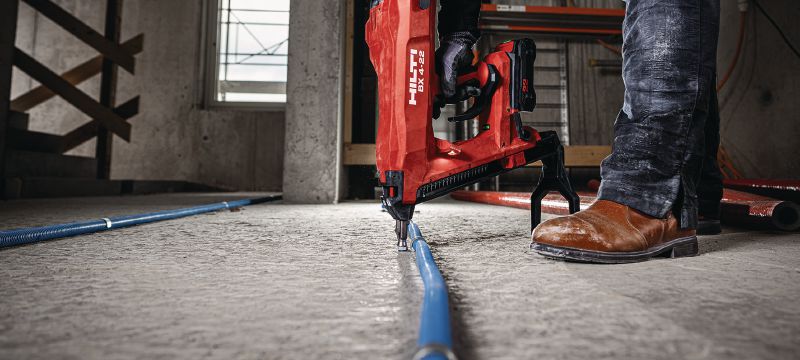 Pistol pentru implantat cuie pentru beton BX 4-ME-22 pe acumulator (ediția M&E) Pistol pentru implantat cuie pe acumulator Nuron pentru instalarea cablurilor, tuburilor de cabluri și bolțurilor filetate în beton, oțel și zidărie Aplicații 1