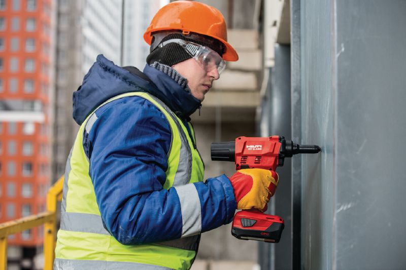 Sculă pe acumulator de nituit RT 6-A22 Sculă de nituire de 22 V pe acumulator Li-ion pentru lucrări de instalare și producție industrială folosind nituri cu diametru de până la 4,8 mm (diametru de până la 5,0 mm în cazul niturilor din aluminiu) Aplicații 1