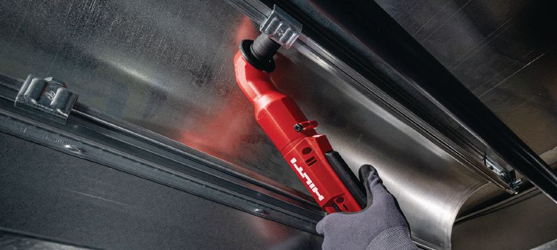 Cheie de impact SIW 4R-22 de 3/8, cu unghi drept Cheie de impact compactă, cu unghi drept, pe acumulator, pentru aplicații cu acces dificil Aplicații 1