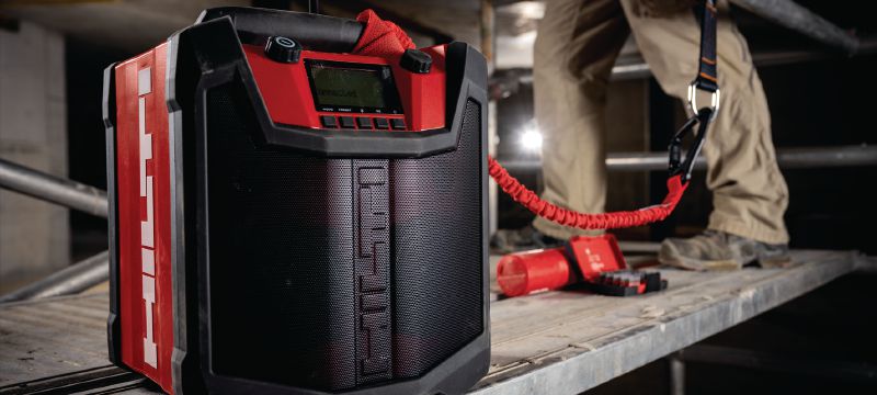 Stație radio pentru șantier R 6-22 Stație radio portabilă pentru utilizare pe șantier, pe acumulator, cu autonomie de 22 de ore per ciclu de încărcare și durabilitate suplimentară, pentru utilizarea pe șantierele de construcții (platforma pe acumulatori Nuron) Aplicații 1