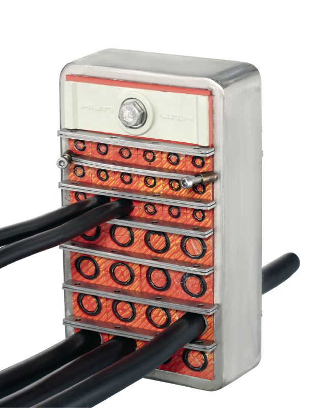 Kituri de compresie tip pană CFS-T EMC Kit de compresie tip pană pentru realizarea rapidă și ușoară a unei etanșări puternice și eficiente în interiorul cadrelor de trecere cabluri atunci când este necesară compatibilitatea electromagnetică. Aplicații 1