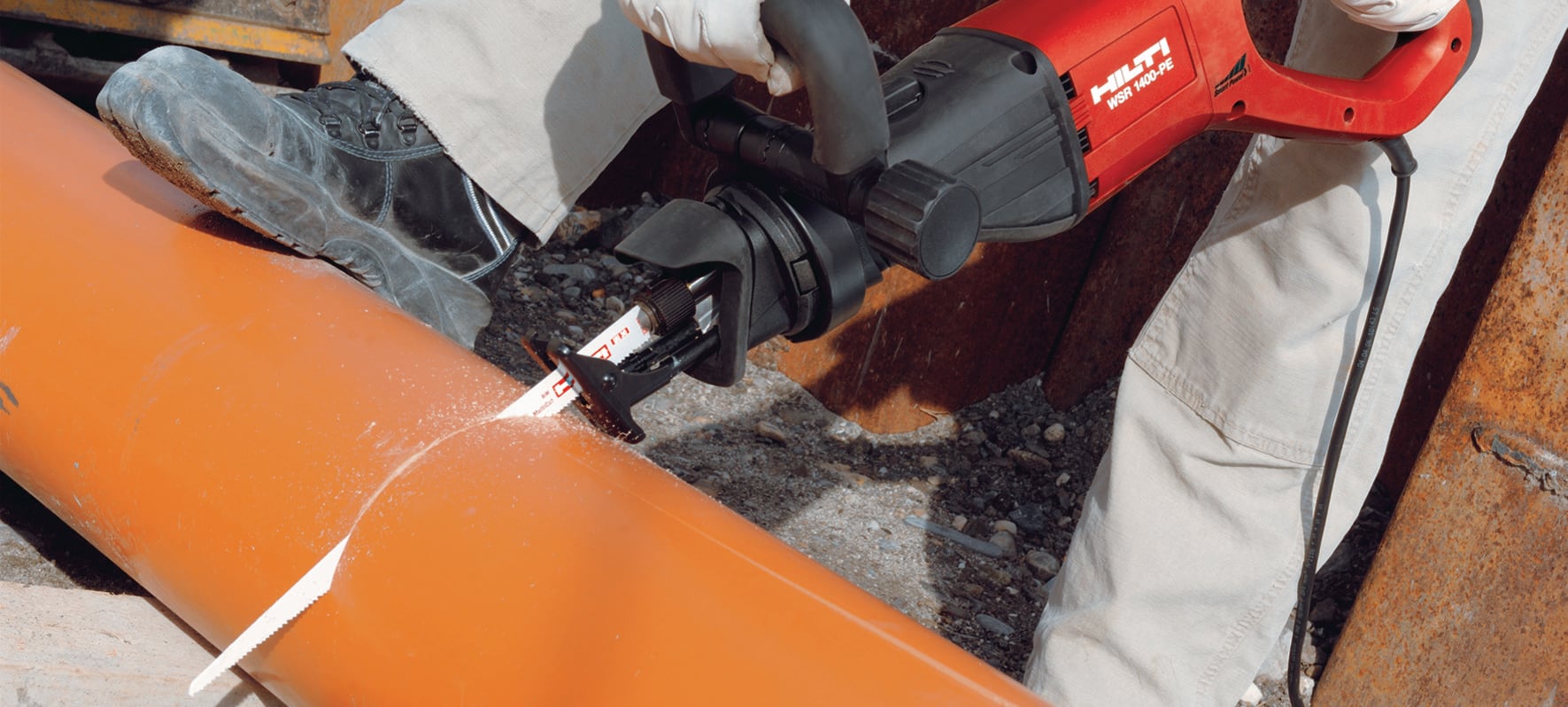 Зажим на трубу для сабельной пилы. Распил трубы и вставка листа металла. Сабельная пила для резки труб. Сабельная пила для резки труб из металла. Сабельная пила аккумуляторная хилти.