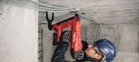 Pistol pentru implantat cuie pentru beton BX 4-ME-22 pe acumulator (ediția M&E) Pistol pentru implantat cuie pe acumulator Nuron pentru instalarea cablurilor, tuburilor de cabluri și bolțurilor filetate în beton, oțel și zidărie Aplicații 2